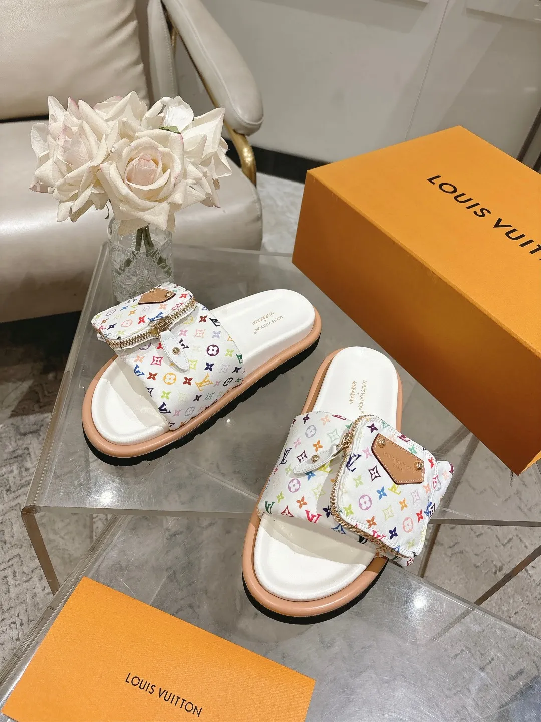 👟👟Ex-factory price 400👟👟 Lvjia brand | ²⁰²5 𝐬𝐬 💛2025 early spring’s latest popular Velcro series...thick-soled slippers for couples, new rare items purchased on behalf of agents💫 🍒This style is the favorite of celebrities🌟big internet celebrities. A simple and elegant sandal. A good style that you can’t take your eyes off at first sight! The thick sole has the effect of increasing the height of the feet. It has the function of elongating the legs immediately. It is exquisite and low-key luxury✔️ No matter it is paired with skirts or trousers, it is super aura🛍 ━━━━━ ЅᏇєєt ━━━━━ ▪️Upper: LV old floral fabric ▪️Outsole: original molded outsole ▪️Shoe size: 35-45